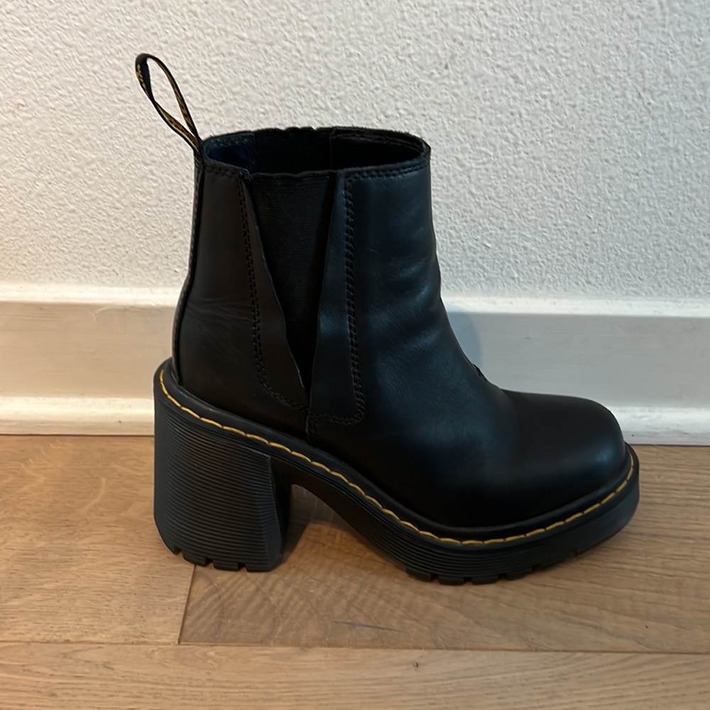 DR. MARTENS SPENCE LEATHER FLARED HEEL CHELSEA BOOTS Size 6 black